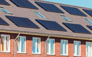 Geen aftrek voorbelasting op bouw woning in verband met plaatsing zonnepanelen op dak